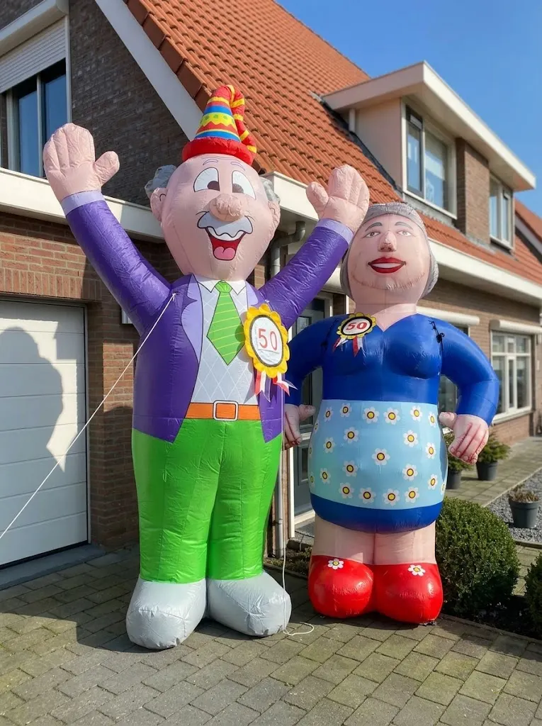 Opblaasfiguren Sarah en Abraham samen zij aan zij in een voortuin